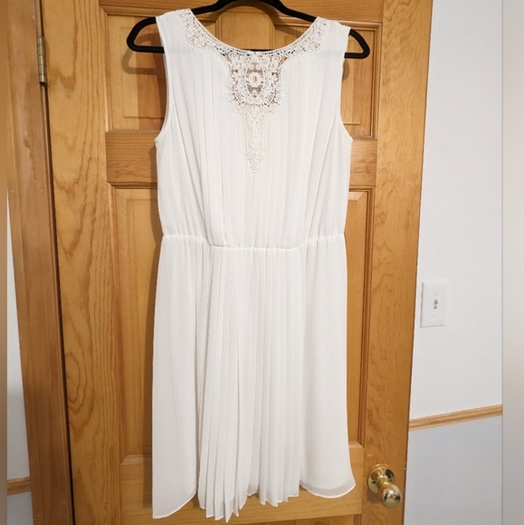 Jessica Simpson Dresses & Skirts - Jessica Simpson White Pleated Empire Waist Knee Length Dress - Size 8